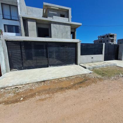 Vende se moradia duplex resd chao primeiro tipo 3 no bairro costa do sol mapulene numa rua que nao enche de agua