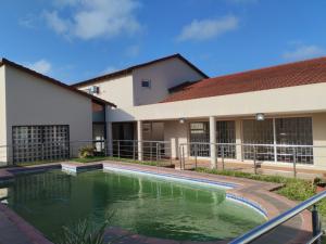 Vendo Moradia T4 (3 suites) 50/40 Ginásio perto da casa do Guebuza (Mahotas)