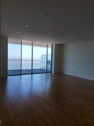 Arrenda-se Luxuoso Apartamento T3 2 sweets com ou sem móveis com vista ao mar com pescina e gym no edifício Zen Residence