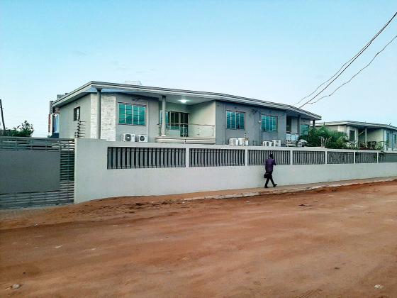 Vende-se Casa Tipo 4 na Matola ao lado da Clinica Familia