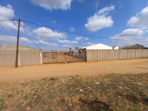 Vende-se Condomínio com 12 Vivendas Inacabadas em Mulotana/Matola_Ha 100 metros da N4
