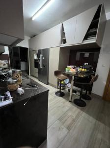 Vende-se Apartamento T3 2wcs sweet, 2⁰ andar e luxuosa no bairro da Poliana próximo a Julius nyer