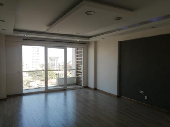Vende-se Apartamento T3 3wcs moderna andar alto vista a baía num prédio novo