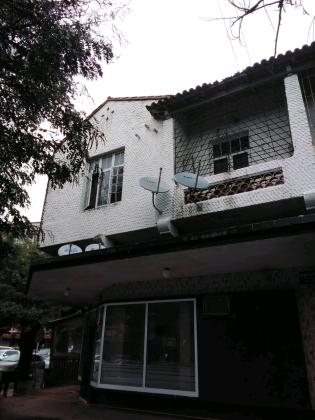 Vende-se Apartamento T3 1⁰ andar último com anexo T1 e copa e parqueamento dentro do pátio do prédio na Av Amílcar Cabral