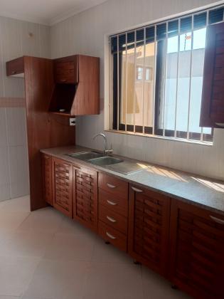 VENDE-SE MORADIA GEMINADA TIPO 3 NO BAIRRO ALTO MAE