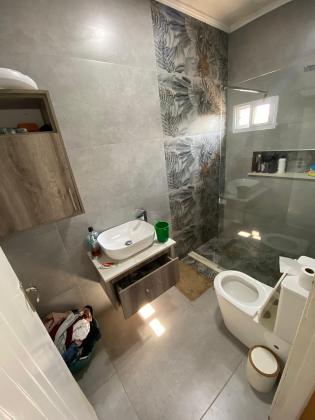 VENDE-SE MORADIA TIPO 2R/C 1 ANDAR NO BAIRRO ALBAZINE