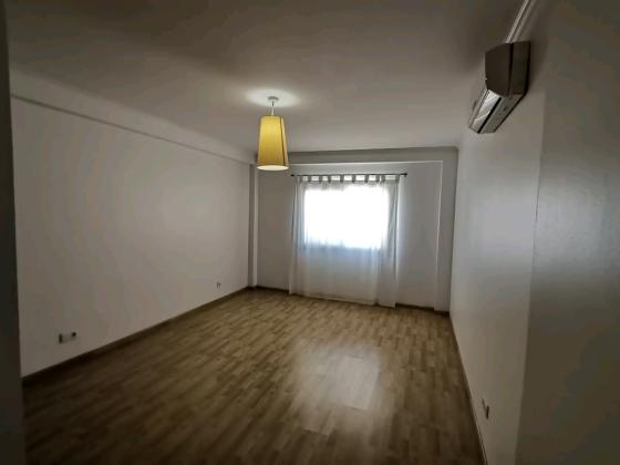 Vende-se espaçoso Apartamento T3 3⁰ andar com elevador, vista ao mar no edifício life, triunfo velho