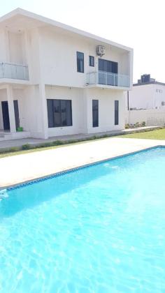 Vende-se uma moradia tipo 4 em mapulene/costa do sol com piscina
