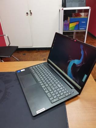 Laptop Lenovo V15 15.6” G2 i5 11th Gen 8Gb ram 512GB SSD