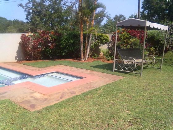 Arrenda-se Apartamento T2 2wcs uma sweet com quintal privado moderno e mobilado com piscina na Av Julius nyerere
