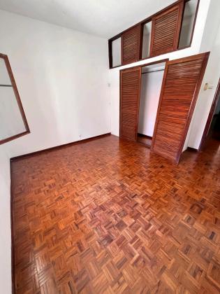 Vende-se espaçoso Apartamento T3 2wcs com garagem fechada, estacionamento e dependência T2 grande na rua José Mateus, polana