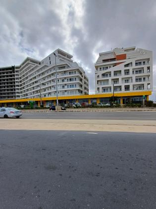 Arrenda-se luxuoso Apartamento Tipo 3 mobilado vista ao mar avenida marginal condomínio deco Assos