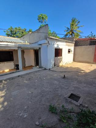 Vende se casa tipo 2 com quintal independente no bairro 25 de Junho avenida de Moçambique