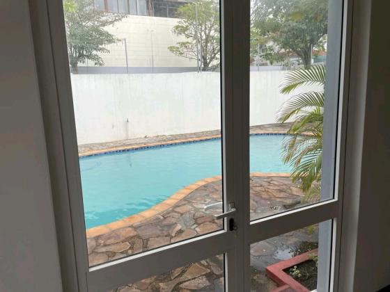 Arrenda-se Moradia luxuosa T4 com anexo T2 e piscina no condomínio casa própria, Av Julius nyerere
