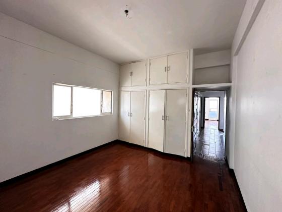 vende-se um espaçoso apartamento tipo 3 na mão tse tung no 3 andar e último na rua do tchamba