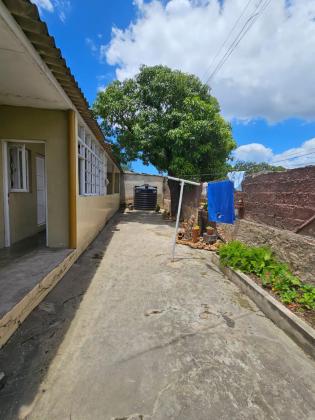 Traspassa se de terreno com uma vivenda T2 area total do terreno 5000m² (100×50m) vedados no Bairro Acordos de Lusaca a 2min do jardim da Machava