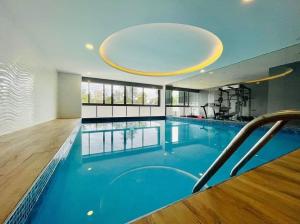 COM OU SEM MOBILA - arrenda-se flat T3 suite com piscina, ginasio e vista ao mar