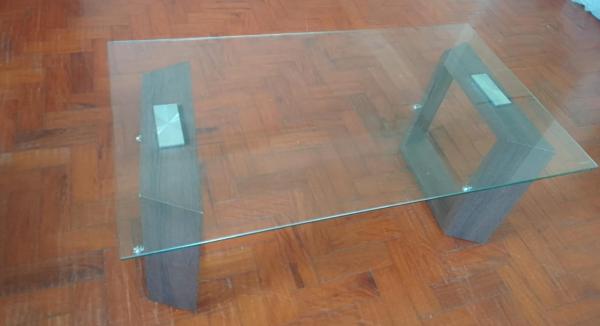 Mesa de 6 lugares com tampo de vidro  e mesinha com tampo de vidro