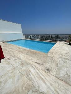 Vende-se flat DUPLEX T3 suite piscina e vista ao mar - POLANA