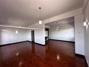 Vende-se apartamento tipo 3 super espaçoso no 3• andar prédio curto