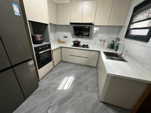 Arrendar-se Moradia Dúplex T2 suites cozinha equipada no condomínio casa jovem, costa do sol