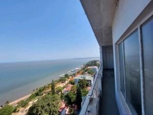 Vende-se espaçoso Apartamento T3 3wcs um suíte com vista ao mar