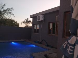 Vende-se Moradia T3 com piscina no Bairro do Nkobe zona seca