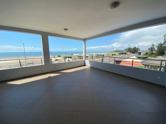 Vende-se Moradia duplex T6 com anexos piscina vista ao mar quartos com Swites Avenida da Marginal em frente do Mercado do Peixe na costa do sol .