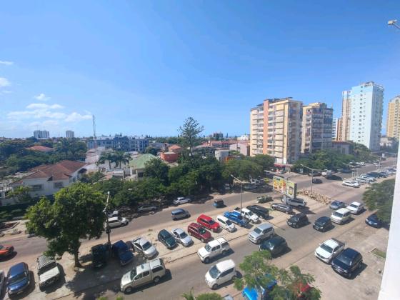 Vende-se espaçoso Apartamento T4 3wcs com parqueamento no edifício consulado de Portugal