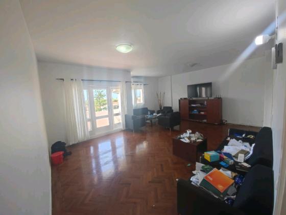 Vende-se espaçoso Apartamento T4 3wcs com parqueamento no edifício consulado de Portugal