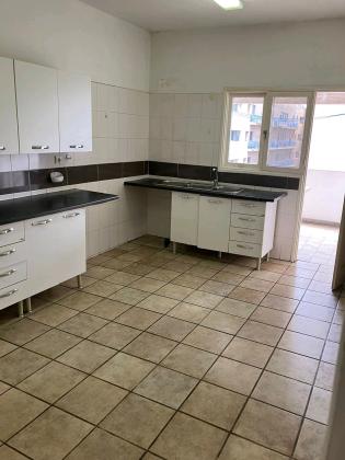 Vende-se um apartamento tipo 3 na Julius nherere no condomínio rosas de Moçambique com elevador e estacionamento