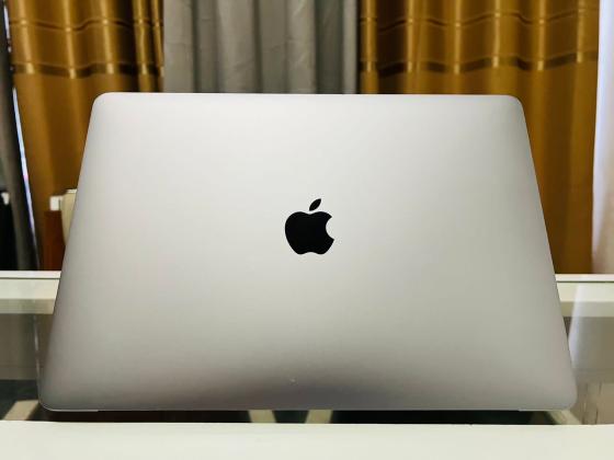 MacBook Pro 2017 TouchBar 13.3” 256GB SSD 8GB RAM