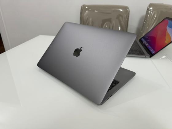 MacBook Pro 2020 13” Touch Bar usado
