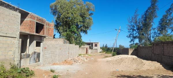 Trespasse  de uma propriedade de 22m / 48m no Bairro  do Albazine  a 3 minutos  da estrada- NA RUA DO HOSPITAL.842641512  》 Dimensões  de 22x48 》local