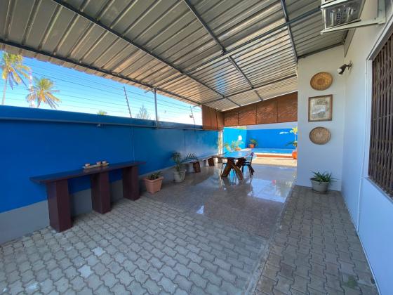 Vende-se Moradia duplex T6 com anexos piscina vista ao mar quartos com Swites Avenida da Marginal em frente do Mercado do Peixe na costa do sol .