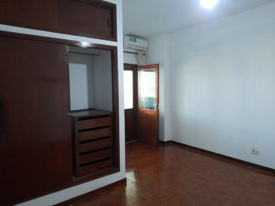 Vende-se apartamento T3 na Av. 24 Junho esquina com a Rua João Carlos  próximo ao banco Absa
