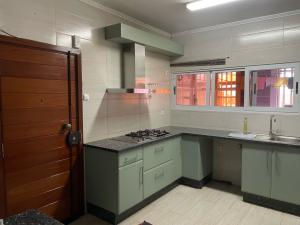 VENDE-SE APARTAMENTO T3 - 2°ANDAR COM 3WC'S NO BAIRRO CENTRAL AV. EDUARDO MONDLANE PRÓXIMO A EDM