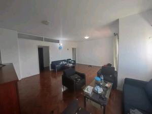 Vende-se um apartamento tipo 4 espaçoso no prédio do consulado de Portugal