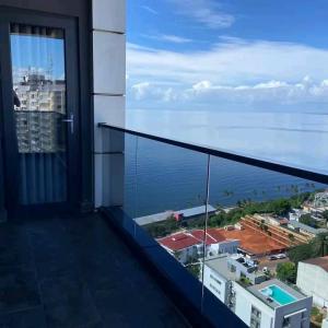 Arrenda-se um apartamento tipo 3 no condomínio toprak na Julius nherere com vista ao mar