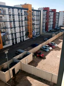 Vende-se espaçoso Apartamento T3 4⁰ andar com elevador, piscina no condomínio Português