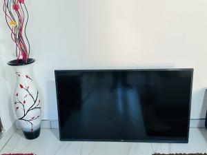 LG UHD TV 50 Inch UP75 Series 4K Active HDR  Sul Africana com remoto e base de parede 31.500.00MT