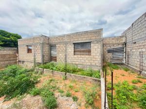 Vende se Casa T2 inacabada - nas Mahotas a 80m da Av Dom Alexandre (Mwaxitsene)xandre