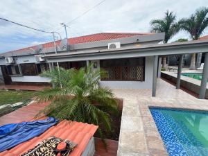 Vende se Moradia T4 mobilada e com piscina no bairro Infulene - Dom Bosco