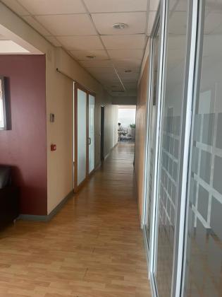 ARRENDA-SE ESCRITÓRIO COM 12 COMPARTIMENTOS NO JAT AV. 25 DE SETEMBRO - BAIXA
