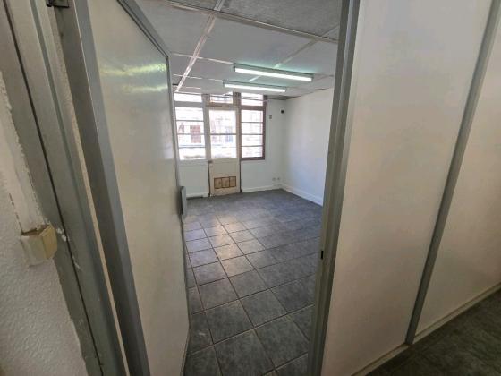 Vende-se escritório com cerca de 7 salas, copa, 2wcs e sala de reuniões na baixa da cidade