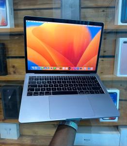 *MacBook Pro 2017*  2,3 GHz Dual-Core Intel Core i5 - ⁠256GB SSD - ⁠13 polegadas