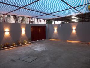 Arrenda-se Apartamento T2+1 rés do chão moderna com garagem e quintal privado na Malhangalene, Fun