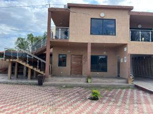 Arrenda-se Moradia T2 dentro de um condomínio de 2 casas na Matola Rio a 700 metros da estrada