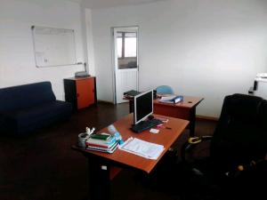 Arrenda-se cerca de 75 m² de escritório mobilado na Av Joaquim Chissano, prédio BCI