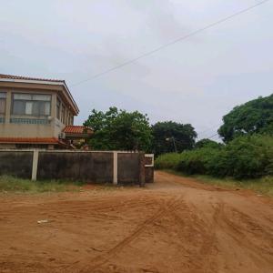 Trespasse destas 2 propriedades ligadas, de 30/30m total no bairro das mahotas